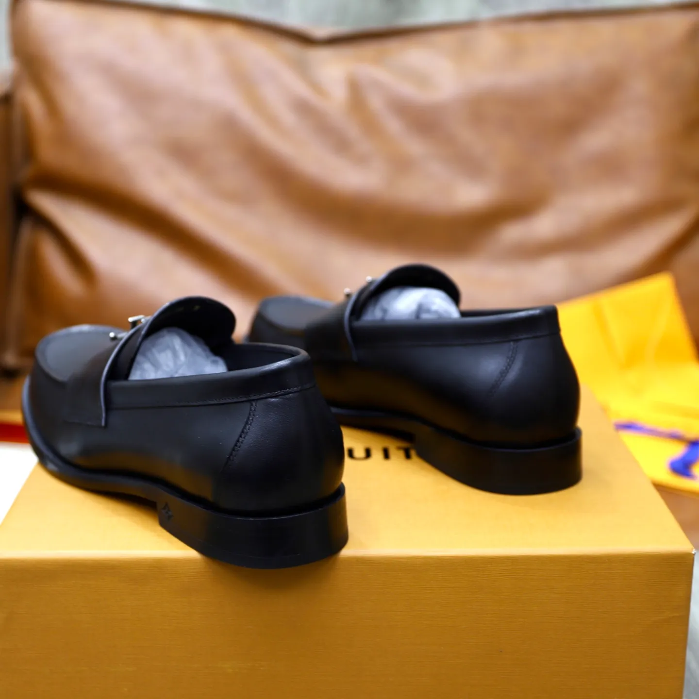 Men's Men's Shoes💰💰920LV Louis Vuitton Slip-on Loafers, top quality products from Guangzhou, ready for sale! This LV Glove loafer is made of selected soft cowhide, with a slightly wrinkled leather surface and a very high-end texture. Each pair is unique. The leather surface is light and soft, with a fine texture and good luster. It is a classic loafer style, with exquisite handmade mark stitching on the toe, and a square toe configuration to highlight the classic style. The horizontal band has hot-printed LV three-dimensional letters, semi-solid handcrafts and a genuine leather outsole, and a rubber patch on the heel to create wear-resistant performance and comfort. One of the must-have loafers for men! Comes with full original packaging! Code number: 38-39-40-41-42-43-44 (38, 45, 46 customized) standard leather shoe code